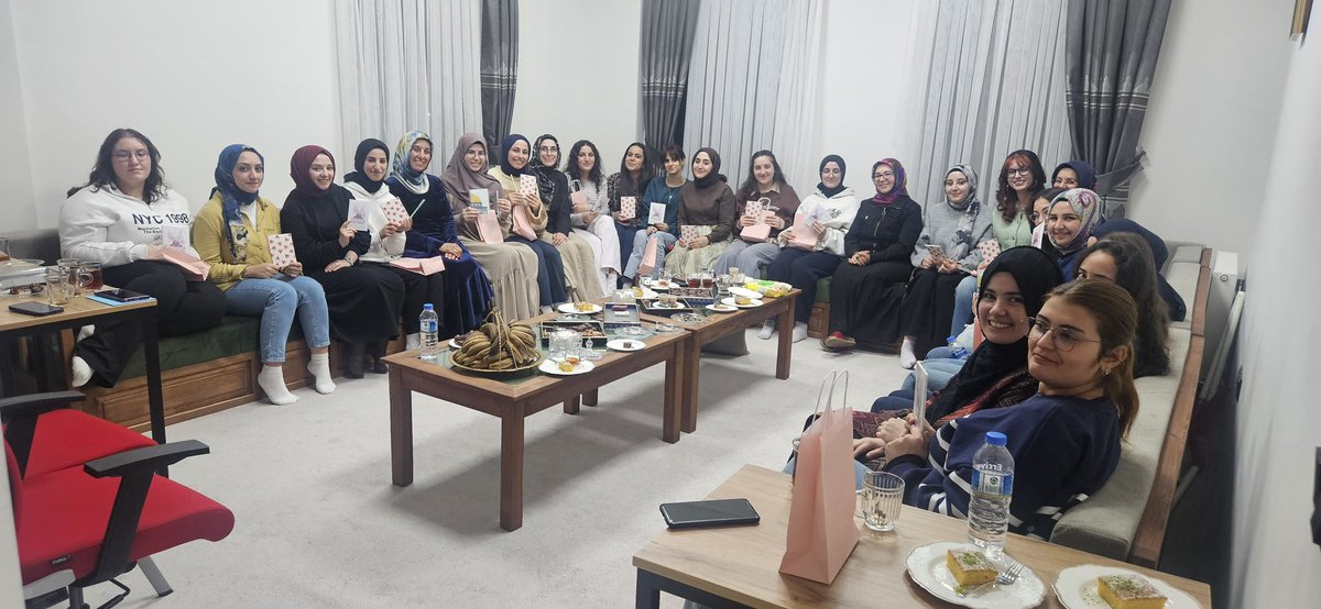 KayseriKYGM's tweet photo. 📍 Kocasinan Yurdu 
Gönüllü ögrencilerimiz manevi rehber eşliğinde Türkoğlu Hamdiağa ve Takva Kur'an Kursunda düzenelenen iftar programına katılarak Ramazan ayının maneviyatını,güzelliğini ve birlikteliğini yaşadılar. https://t.co/7AKvAzDtAp