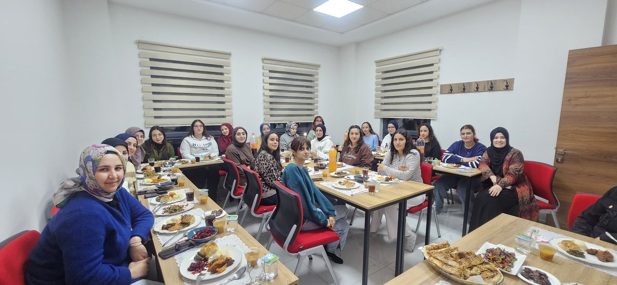 KayseriKYGM's tweet photo. 📍 Kocasinan Yurdu 
Gönüllü ögrencilerimiz manevi rehber eşliğinde Türkoğlu Hamdiağa ve Takva Kur'an Kursunda düzenelenen iftar programına katılarak Ramazan ayının maneviyatını,güzelliğini ve birlikteliğini yaşadılar. https://t.co/7AKvAzDtAp