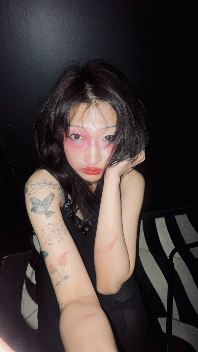 duskandbones's tweet photo. Blush like bruises.
Chrome red mouth.

Whole face.
One palette. 🩸

⛓️‍💥 Link in bio

#DuskAndBones
#SoftGrunge
#AltMakeup
#DarkAesthetic
#YamiKawaii https://t.co/XEacXZzv3e