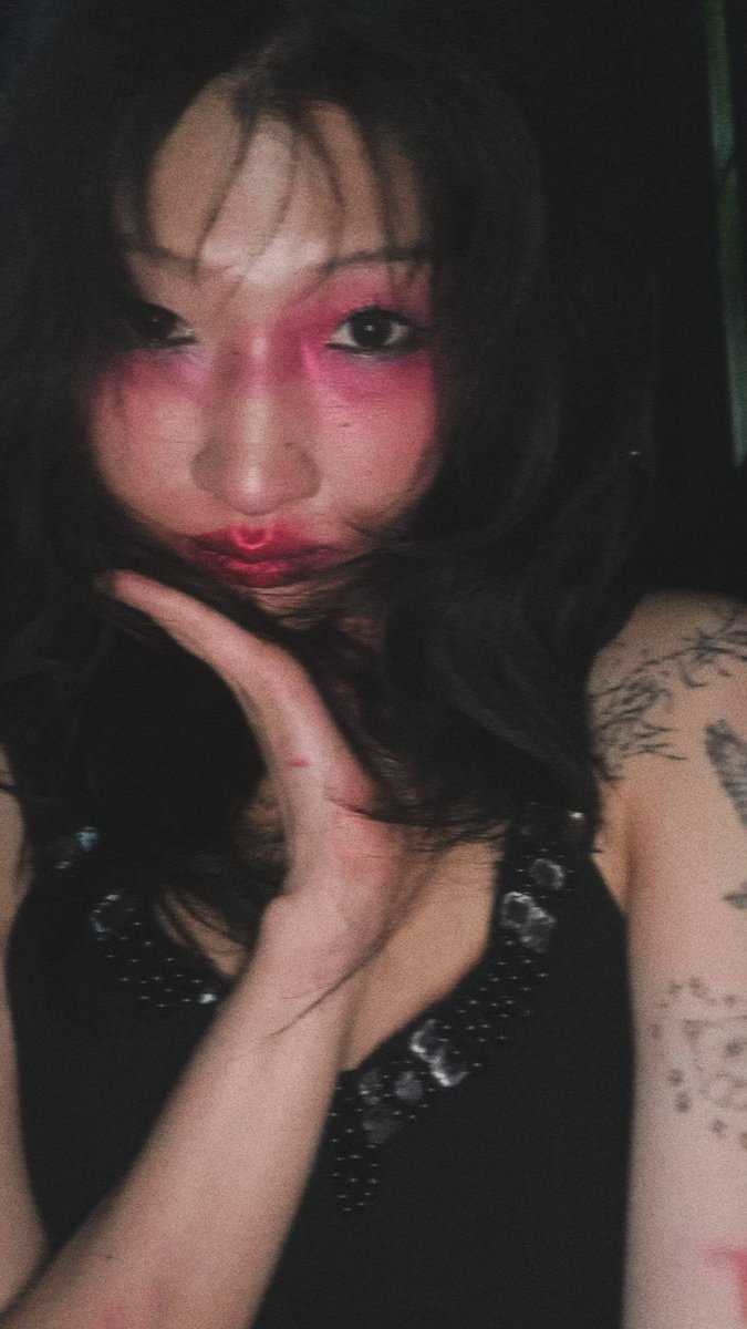 duskandbones's tweet photo. Blush like bruises.
Chrome red mouth.

Whole face.
One palette. 🩸

⛓️‍💥 Link in bio

#DuskAndBones
#SoftGrunge
#AltMakeup
#DarkAesthetic
#YamiKawaii https://t.co/XEacXZzv3e