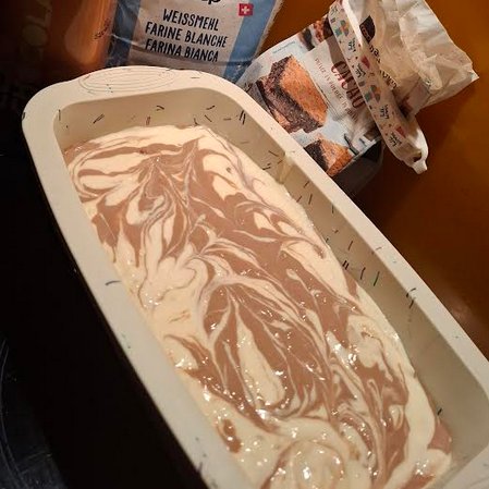 solisteres's tweet image. High Protein Marble Cake 🍰🍌🍫

- 180 g flour
- 2 ripe bananas (mashed)
- 2 eggs
- 400 g Skyr
- 1 tsp baking powder
- 80 ml milk

for the dark batter: 
just add 2 tsp low fat cocoa powder
#lowfat #noaddedsugar #highprotein