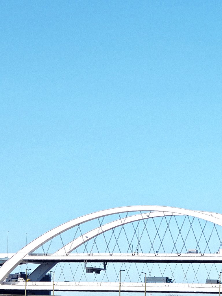 qzo_core's tweet photo. 青と白。
それだけで、こんなに成立する。
引き算の美学って、
建築が一番正直だと思う。
#minimalphotography #bridgedesign #tokyoskies #architecture #negativespace https://t.co/yQ05qIvJaT