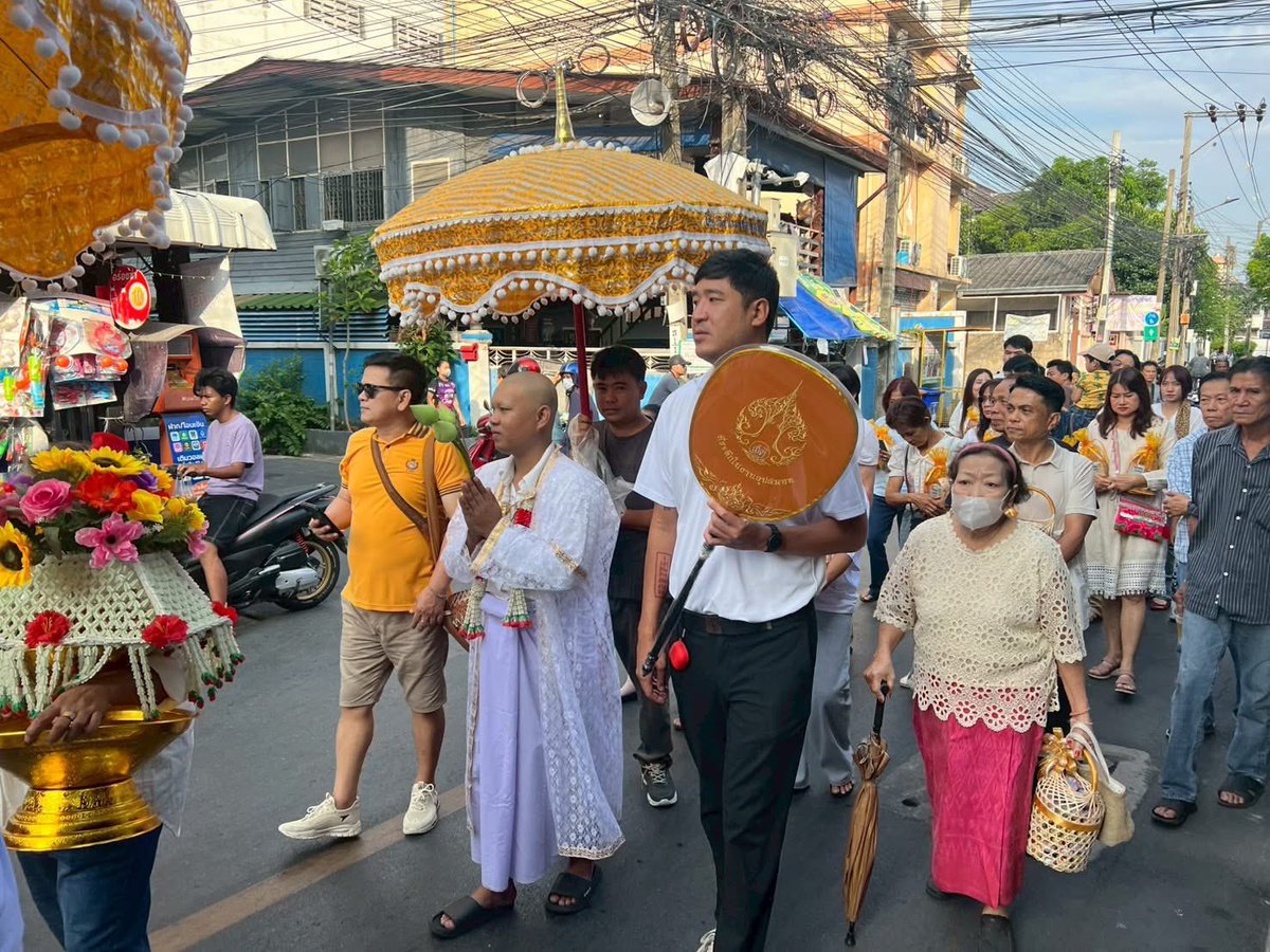 taopiphop's tweet photo. เช้านี้ได้รับเชิญจากเจ้าภาพให้มาร่วมแห่นาคในพิธีพิธีอุปสมบทของน้องในชุมชน ณ วัดรวกบางบำหรุ จรัญ 57 ครับ

หรือก็คือซอยเดียวกับศูนย์ประสานงานของผมนั่นเอง
การที่มีศูนย์ประสานงานในพื้นที่นอกจากจะใช้เป็นที่เก็บของเตียมอุปกรณ์แล้ว ยังเป็นที่ให้พ่อแม่พี่น้องได้เข้ามาปรึกษาปัญหาเรื่องต่างๆได้ด้วย

แต่ศูนย์ผมไม่ได้เปิด 24 ชม. นะครับ ใครมีปัญหาอยากปรึกษาอะไรแนะนำให้ทิ้งข้อความไว้ในเฟซนี้หรือในไลน์กลุ่มเลยจะสะดวกกว่าครับ

ใครมีงานบุญที่ไหนอยากให้ผมไปร่วม ก็แจ้งได้นะครับ
#เท่ากับประชาชน #พรรคประชาชน