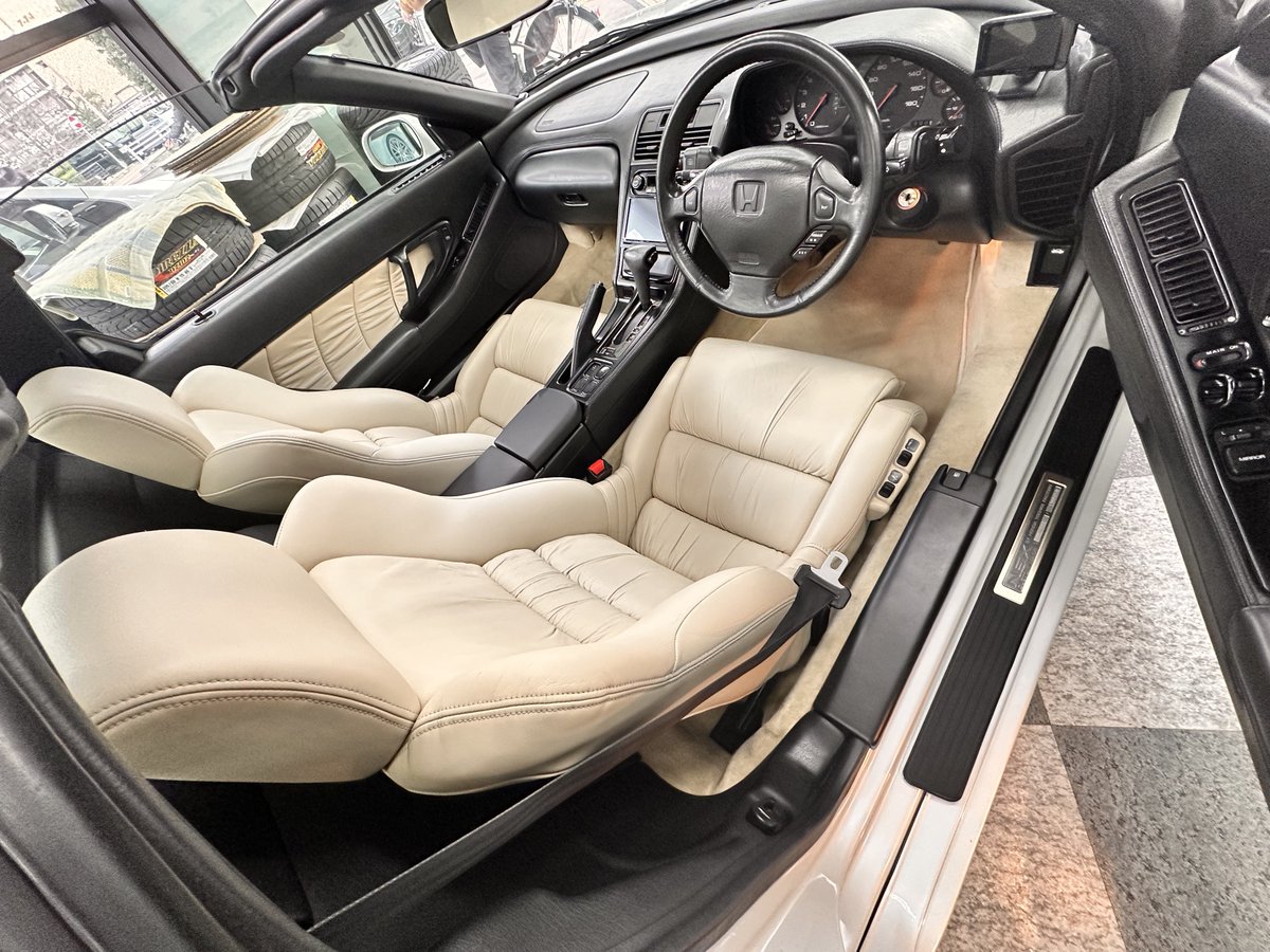 YokooAuto_alpha's tweet photo. 𝐹𝑂𝑅 𝑆𝐴𝐿𝐸

H7年式　130型 typeT AT 16.8万km
ニュートロンホワイトパール✖️白革

お目見えです❗️

14万km時タイベル交換済み
後期ABS.モデューロサスペンション
もちろんダブルエアバッグ、パワステつきです！

白革内装ですが、非常に綺麗でgoodコンディションです

是非お問い合わせ下さい https://t.co/azxXlYrxs0