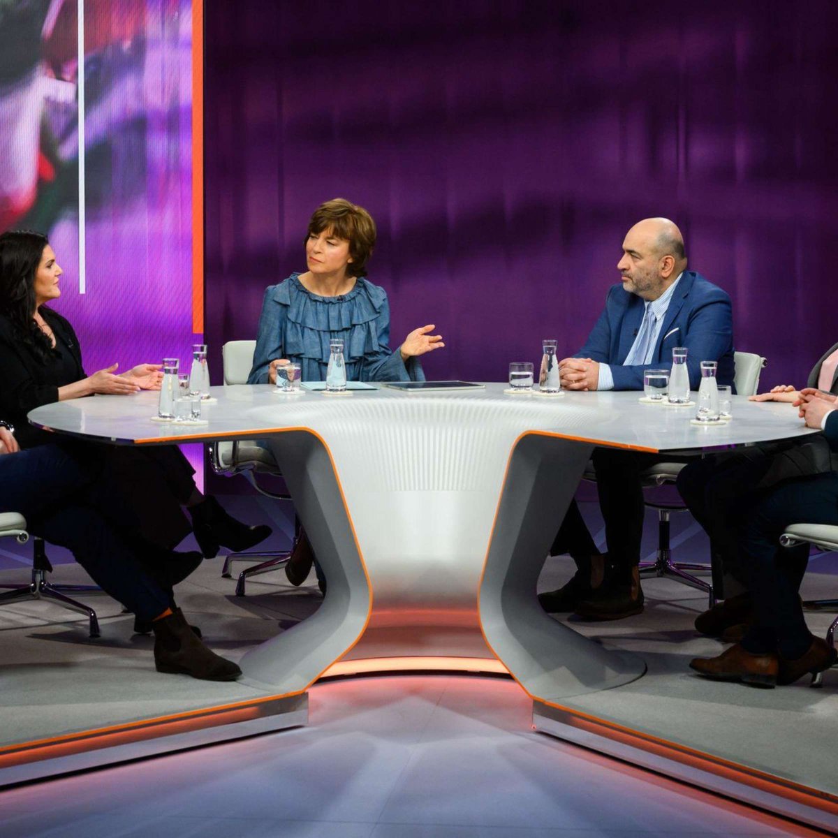 Die gesamte deutsche Medienlandschaft produziert gerade Fake News in einem Ausmaß, dass man kaum noch hinterherkommt, das alles zu korrigieren.

Bodo Ramelow bei Ronzheimer: „Die kurdischen Frauen haben gegen das Kopftuch protestiert.“
 Nein. Gegen das Kopftuch haben Iraner aus