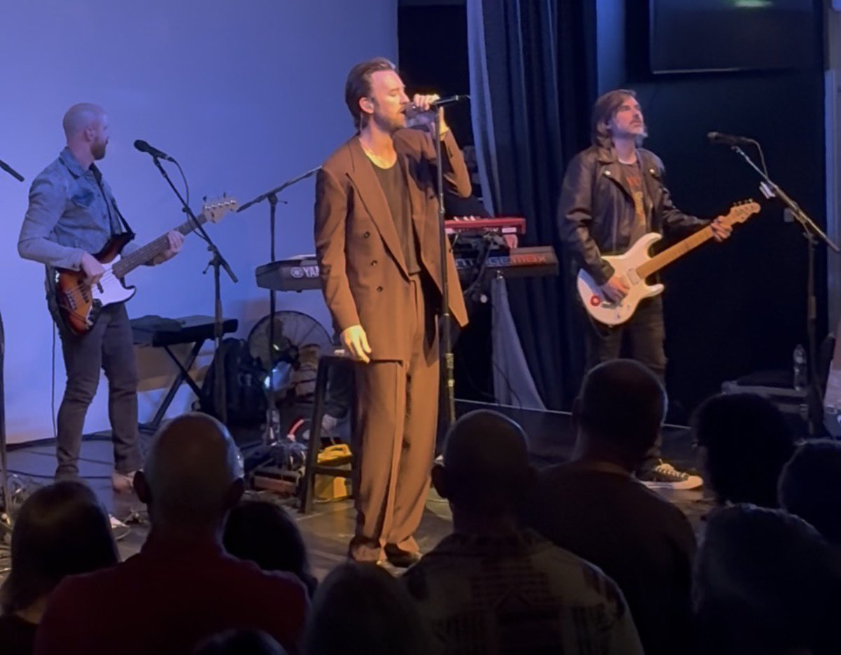 EF Country tweet media