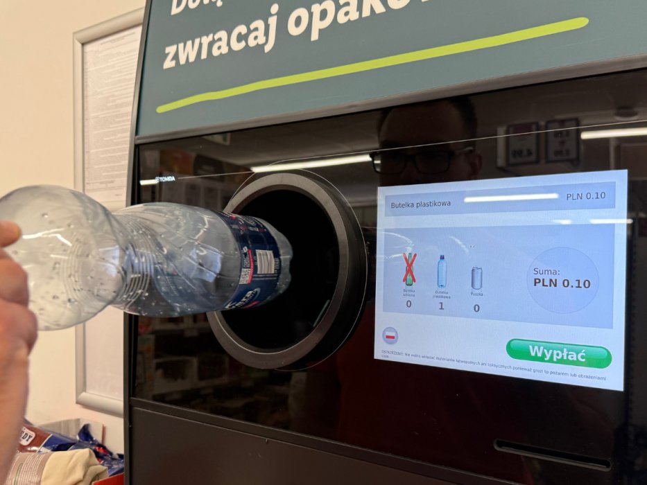 dziki_zachod's tweet image. 🇵🇱 Nietypowe włamanie w Żorach: łup wart 50 groszy

Policjanci z Żor zatrzymali 43-letniego mężczyznę, który włamał się do butelkomatu. Sprawca użył skradzionych wcześniej kluczy, aby dostać się do wnętrza maszyny przy ulicy Męczenników Oświęcimskich. Zabrał stamtąd opakowania o