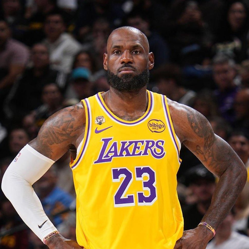 herseynba's tweet photo. 'Daha fazlasını göster' butonuna basarsanız bir süre mahsur kalacaksınız.

LEBRON JAMES'İN ELİNDE TUTTUĞU REKORLAR:

👑 Şu alanlarda 1. sırada:

Saha içi isabet (FGM) 
Sayı (PTS) 
Oynanan dakika (MP) 
All-Star seçilme sayısı 
All-NBA seçilme sayısı 
All-NBA İlk Beşi'ne seçilme sayısı 
Oynanan sezon sayısı 
30 sayılık maç sayısı 
20 sayılık maç sayısı 
10 sayılık maç sayısı 
Playoff sayısı 
Playoff galibiyeti 
Playoff'ta oynanan dakika 
Playoff'ta oynanan maç sayısı 
Playoff saha içi isabeti 
Playoff top çalma (STL) 
Playoff isabetli serbest atış (FTM) 
Playoff savunma ribaundu (DREB) 
Finallerdeki triple-double sayısı

👑 Şu başarıları elde eden tek oyuncu:

Toplamda (normal sezon + playoff) 50.000 sayı barajını aşan tek oyuncu 
40.000 sayı barajını aşan tek oyuncu 
10.000 ribaund ve 10.000 asiste ulaşan tek oyuncu
Playofflarda 8.000 sayıya ulaşan tek oyuncu
Playofflarda 7.000 sayıya ulaşan tek oyuncu
Playofflarda 6.000 sayıya ulaşan tek oyuncu
20 sezon boyunca 25 sayı ortalaması tutturan tek oyuncu
Ligdeki her takıma karşı 40 sayılık maç çıkaran tek oyuncu
3 farklı takımla Finaller MVP'si (FMVP) olan tek oyuncu
Finallerde triple-double ortalaması yakalayan tek oyuncu
Bir playoff serisinde iki takım oyuncuları arasında sayı, ribaund, asist, top çalma ve blok istatistiklerinin hepsinde lider olan tek oyuncu

👑 En Genç / En Yaşlı Rekorları:

1. sıradan draft edilen en genç oyuncu
Yılın Çaylağı (ROY) seçilen en genç oyuncu
Bir maçta 40 sayı atan en genç oyuncu
Bir maçta 30 sayı atan en genç oyuncu
30 sayı ortalaması yakalayan en genç oyuncu
25 sayı ortalaması yakalayan en genç oyuncu
20 sayı ortalaması yakalayan en genç oyuncu
All-NBA takımına seçilen en genç oyuncu
All-NBA İlk Beşi'ne seçilen en genç oyuncu
1.000 ile 40.000 arasındaki her bir binlik sayı barajına ulaşan en genç oyuncu
30 sayı ortalaması yakalayan en yaşlı oyuncu
25 sayı ortalaması yakalayan en yaşlı oyuncu
20 sayı ortalaması yakalayan en yaşlı oyuncu
Bir maçta 40 sayı atan en yaşlı oyuncu
Triple-double kaydeden en yaşlı oyuncu
All-NBA takımına seçilen en yaşlı oyuncu