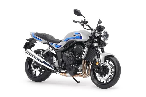 tamiya_plamodel's tweet photo. 【新製品】昨年発売の「Honda CB1000F」を1/12スケールでモデル化。ネイキッドタイプの大型バイクは、#タミヤ としては1997年以来のラインナップ。メッキ部品やライト等は組み立てやすさにも配慮し、カット済みマスクシールも付属。３種のマーキングやオプション装備のSEまで様々な仕様を楽しめます。 https://t.co/wSHykLWNO8