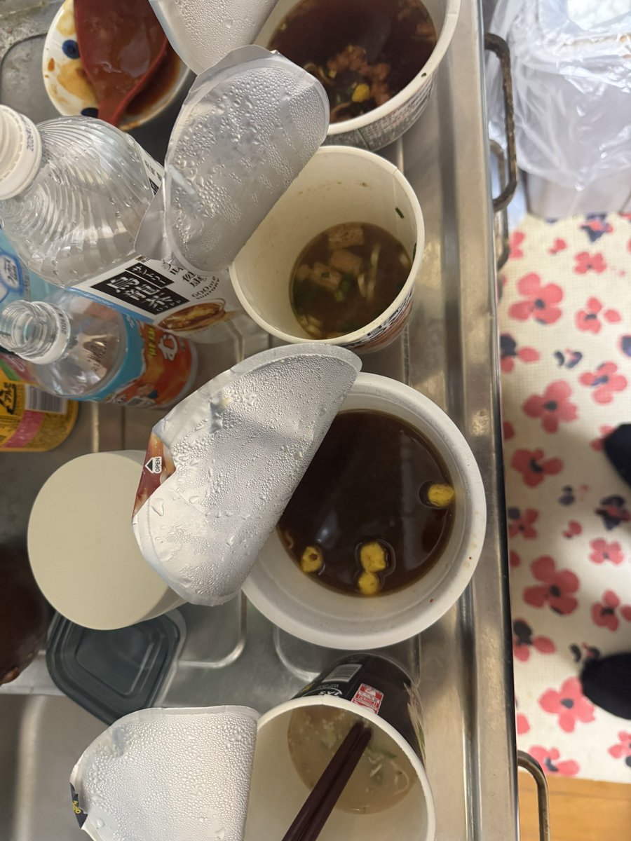 suke_dou's tweet photo. カップ麺だけどまだ食べれるw
一気に四つ食べたの初 https://t.co/2TuQj9qPUL