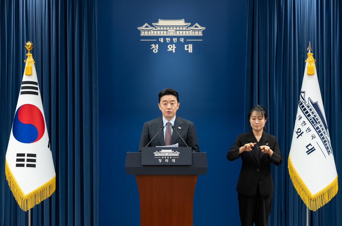 kanghunsik_'s tweet photo. 중동지역 내 핵심 우방국인 UAE와의 협의 결과를 보고드립니다. 

UAE는 지역 내 긴장상황을 직접 경험하고 있는 어려운 상황에서도 대한민국을 배려한 특별한 지원을 결정했습니다. 

먼저, UAE에 체류 중인 우리 국민들의 귀국 지원과 관련한 사항입니다. UAE에서 한국을 전담하고 있는 인사인 칼둔 행정청장에게 우리 국민의 안전한 귀국을 지원해줄 것을 요청했고, 어제밤 늦게 UAE 민항기 운행재개가 최종 확정되었습니다. 

우리 국민을 태운 에미레이트 항공 대형 여객기가 두바이에서 출발해 한국에 들어오는 중입니다. 아부다비에서 출발하는 에미레이트 여객기는 내일부터 운항이 재개될 것으로 예상하고 있습니다. 대한항공 전세기도 추가 투입해 조속한 시일 내 우리 국민을 모두 모셔올 수 있도록 협의를 계속해 나가겠습니다.

다음으로 UAE로부터 원유를 도입하게 되었다는 소식을 전해드립니다. 언론에 보도되는 바와 같이 호르무즈 해협은 완전히 봉쇄된 상황입니다. 다수의 유조선과 화물선이 인근에서 대기하고 있습니다. 

대통령님의 지시에 따라 칼둔 행정청장과 원유 도입 방안을 협의하였고, 이에 총 600만 배럴 이상의 원유 긴급도입이 확정되었습니다. 

호르무즈 해협 통과가 필요하지 않은 UAE내 대체 항만에 각 200만 배럴 규모인 우리나라 국적의 유조선 두 척을 즉시 접안토록 했고, UAE 국영석유회사가 항구에 보관 중인 원유 약 400만 배럴을 채워 복귀하도록 할 계획입니다. 

더불어 UAE가 우리나라에 보관 중인 공동비축물량 중 200만 배럴은 우리가 원한다면 언제든 제공할 수 있다는 약속도 받았습니다. 이외에도 대체항만을 통한 원유 도입은 지속 확대해 나갈 예정입니다. 

이번 UAE 원유 긴급도입은 양국 간 쌓여온 신뢰를 보여주는 한 장면입니다. 우리 방공시스템인 천궁이 UAE의 국가안보를, UAE의 원유가 우리 에너지안보를 지킵니다.