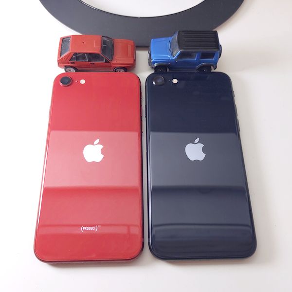 dobuusaP's tweet photo. iPhone 17e が話題ですが、わたくしもスマホの機種変更。赤が従来の iPhone SE2で黒が新しい iPhone SE3、見た目は同じ。ストレージ64GB、新品バッテリーのリファービッシュ品が約3.3万円でした。APN設定をやり忘れたまま外出したらLINEがつながらなくて焦りました。 https://t.co/gU5nwd005O