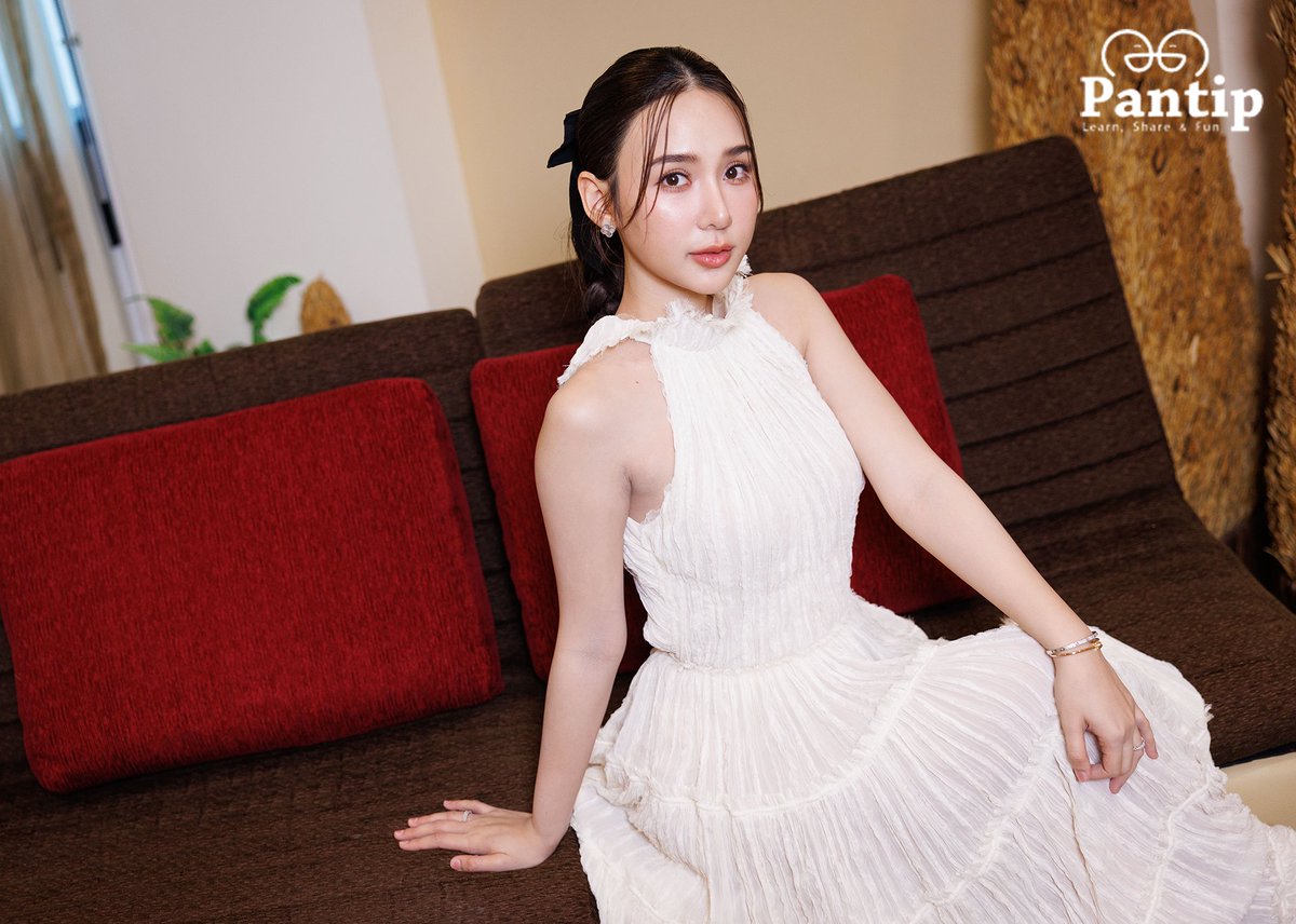 Pantip1996's tweet photo. ความสบายใจของกันและกัน #แทนญดา ชวนเพื่อนๆ มาทำความรู้จัก ลิลิน อิงอิง กับเรื่องราวความสัมพันธ์ของพวกเขา พร้อมชวนดู #PlayParkTheSeries #รักไม่คาดฝัน คืนนี้!

📍 อ่านกระทู้ https://t.co/oXiQ9JQLFP

#Pantipxรักไม่คาดฝัน
#TanYada
#ซีรีส์
#ช่อง3
#Pantip https://t.co/J4sp9hRkMu