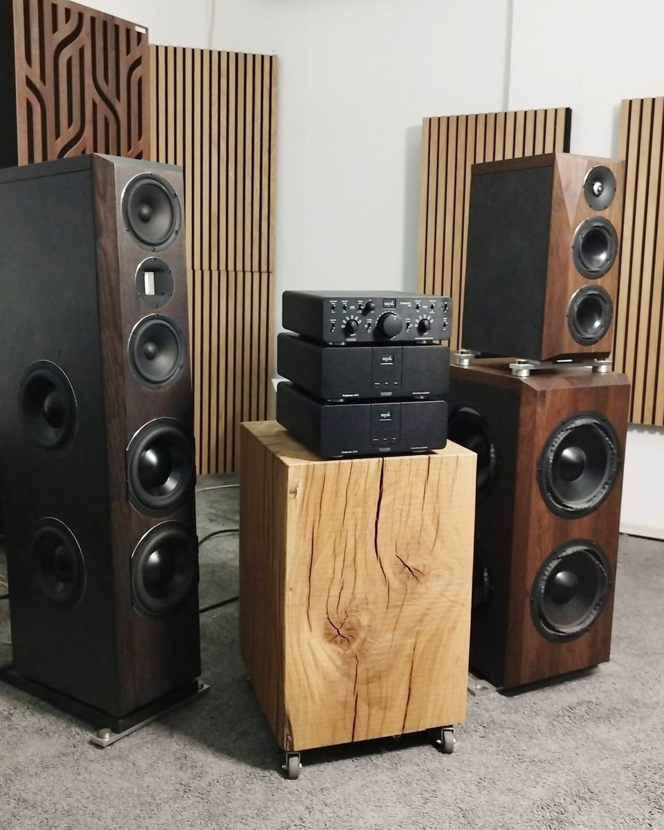 splhifi's tweet photo. Today we’d like to share a recent post from Markus Grelka – one of our German HiFi dealers – featuring a beautiful-sounding SPL setup 👉 the SPL Crossover Mk2 and two SPL Performer s900 stereo power amplifiers – powered by our 120V VOLTAiR technology 🎶 https://t.co/87ZbTUsdjc