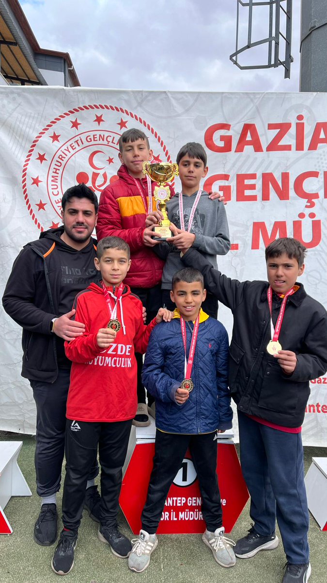 Oguzeli_mem's tweet photo. TEBRİKLER 🏆🏅

Okul Sporları Puanlı Atletizm il yarışmalarında 
Oğuzeli Piri Reis Ortaokulu küçük erkekler Atletizm Takımımız İl ŞAMPİYONU 🏆

Semih Karacan 
Uzun Atlama il https://t.co/nqKx8GhqiS
60 m il 3.sü

@Gaziantep_MEM 
@Dr_Onderarpaci 
@MustafaBozgyk27 https://t.co/M5rv5KO9ew