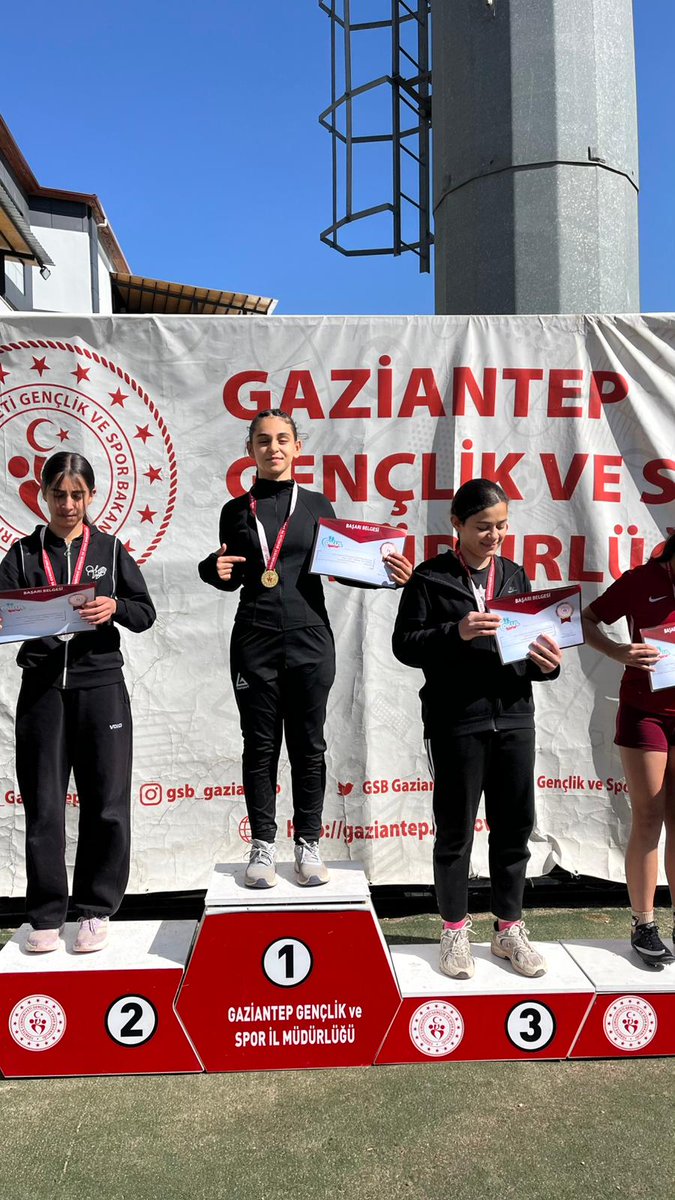 Oguzeli_mem's tweet photo. TEBRİKLER 🏆🏅

Okul Sporları Puanlı Atletizm il yarışmalarında 
Oğuzeli Piri Reis Ortaokulu küçük erkekler Atletizm Takımımız İl ŞAMPİYONU 🏆

Semih Karacan 
Uzun Atlama il https://t.co/nqKx8GhqiS
60 m il 3.sü

@Gaziantep_MEM 
@Dr_Onderarpaci 
@MustafaBozgyk27 https://t.co/M5rv5KO9ew