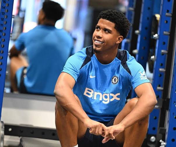 SmartBlueHQ's tweet image. Reports of Manchester United’s interest in Andrey Santos continue to surface, but Chelsea maintains that a departure is not on the agenda. 

With a secure contract and growing influence on the pitch, the club holds full control over his future. #Chelsea #TransferUpdate