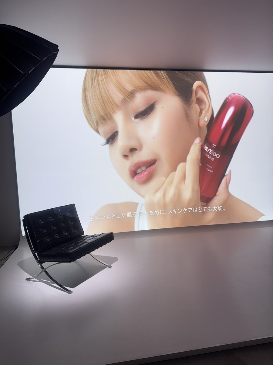 reallylili_m's tweet photo. #LISA素肌美の舞台裏
#ultimune 
@wearelloud 

リサちゃんがいっぱい！！
リサがたくさんいるSHISEIDOの世界観のポップアップが本当に素敵だったので、ぜひ来て見てほしいです🥹🫰
ビジュよすぎる... https://t.co/dc28oLQEce