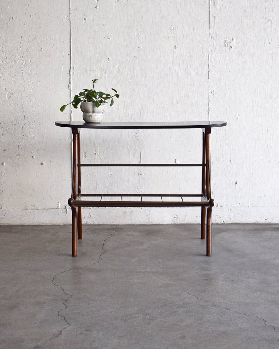 デンマーク製と思われる、キドニー型天板のサイドテーブルです。60～70