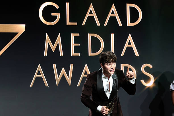 that open shirt,  oh girl he's feeling particularly nasty he gonna have the other fuckass bb girl taking the first flight outta vancouver 😭