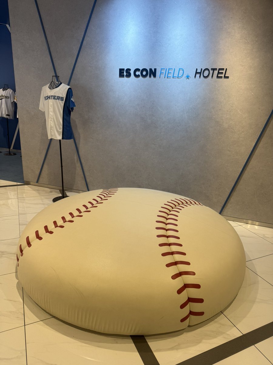 めちゃくちゃ綺麗な球場に感動！
この開放感はだいぶ日本離れしていて、外国に来たみたい😍
明日はファイターズの応援はもちろん、<a href="/marietakeda/">竹田麻里絵 / MARIE TAKEDA</a> とアフターゲームを盛り上げたいと思います!その前にファーストピッチの練習しよ。
#エスコン
#ファイターズ