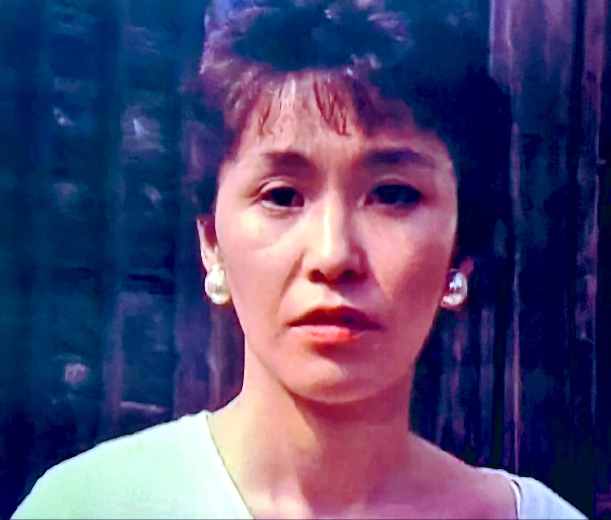 kncmc2022's tweet photo. 1990年の児童向け映画に主婦役で出てきた女優さん。気怠げな喋り方や水っぽい雰囲気に、芹明香？いやいや似てるけど児童向け映画だしまさかな…と半信半疑でエンドロールをチェックしたら本当に「芹明香」の名前が現れてびっくりした。当時37歳くらいかな。 https://t.co/cKUo8f7lB0