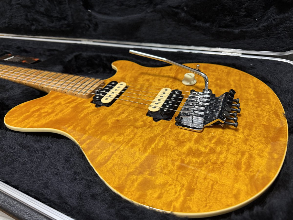 slowhandmatsue's tweet image. おトキさんとヘブン先生にお子さんが授かった日に、我が家もめでたく45人目‼️の🎸授かりました✨

2001 MUSICMAN AXIS Translucent Gold

早速マルチエフェクターのBrown LeadパッチでPanamaとYou Really Got Meを🎶

めちゃ気持ちいい🥴

しかし、金利手数料ゼロは悪い仕掛けだなぁ😅

#MNG