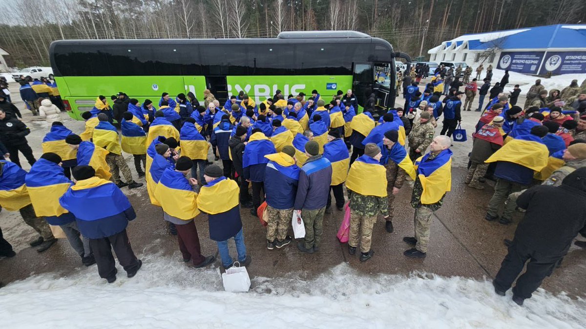 andriy_ht's tweet photo. 🇺🇦🪖 Ayer Ucrania logró traer de vuelta a casa a 200 soldados ucranianos que permanecían prisioneros en Rusia. Algunos de ellos llevaban cautivos desde la batalla por Mariúpol en 2022

Tras años de sufrimiento, cautiverio e incertidumbre, estos héroes por fin regresan con su familia

Bienvenidos a casa
Ucrania no olvida a los suyos 🫡