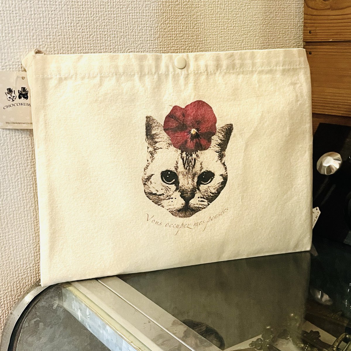 artfelicidad's tweet photo. 【#サコッシュ】

みーてーるー👀
#CHOCOKUMARON さんのサコッシュ
中からお外を見てます
🐈🐈‍⬛
#猫 https://t.co/IYRQaPq7MA
