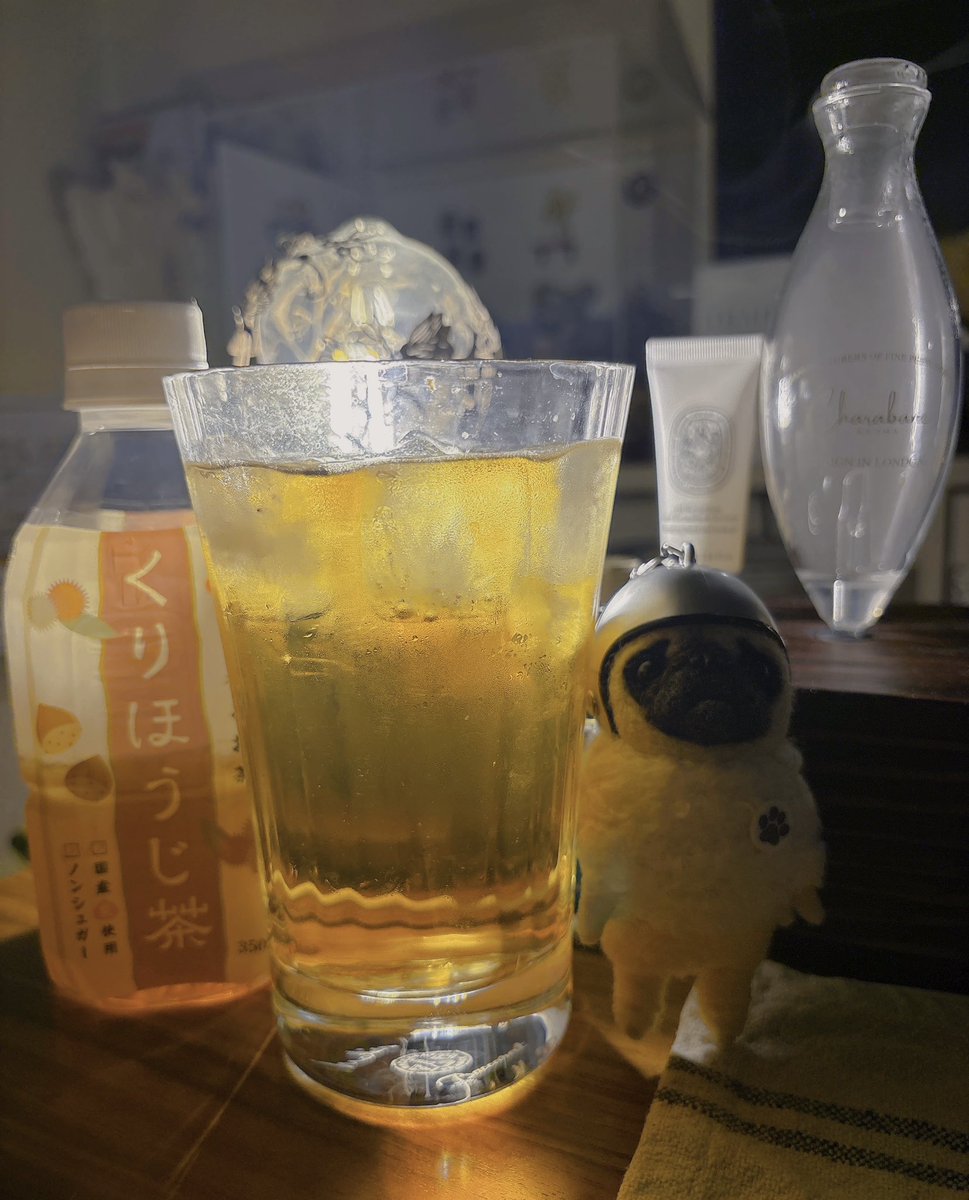 最近ハマっている飲み方🥃
甘〜い香りが癖になる、「栗ほうじ茶割り」🌰❤
これは家でしか楽しめない味なのだ🏡⋆*
この栗ほうじ茶は、コンビニではナチュラルローソンにしか売っていない💦
バー小宮亭にて、先日お迎えした、おパグ氏とともに🐾໊
#小宮美穂 #司祐輝 #栗ほうじ茶 #栗ほうじ茶割り