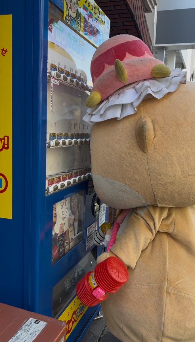 めずらしい自販機に釘付けやん！🤣
逆に見えてないやろー！！