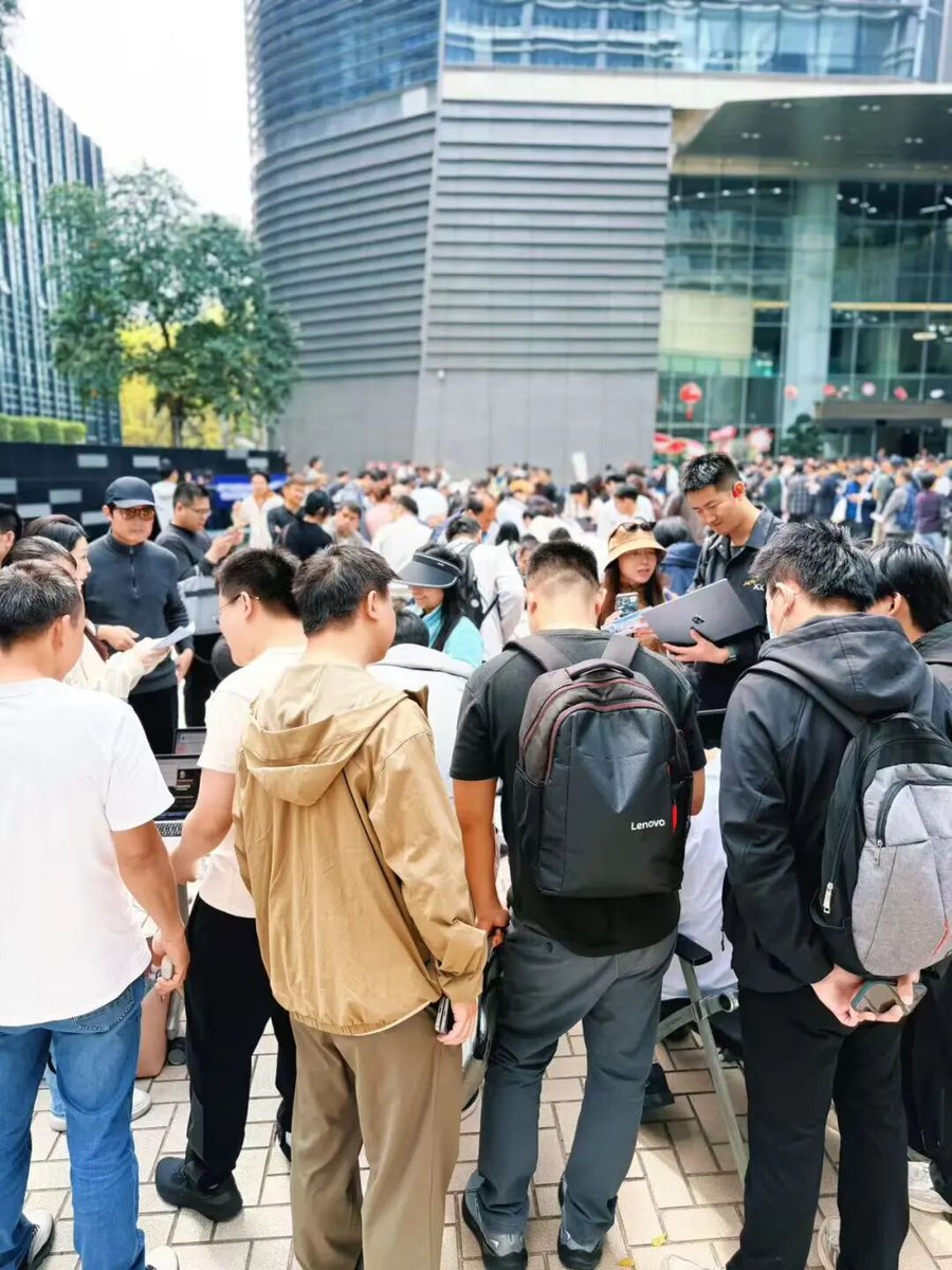 safaricheung's tweet photo. 看到腾讯在腾讯大厦下搞了个免费在电脑上安装 OpenClaw 的活动，排队排的人山人海，不少人甚至是直接拿着自己常用的电脑来的。

第一反应是按照这个速度，国内针对 OpenClaw 用户群体的黑灰产可能（或者是已经）也在光速兴盛起来了，毕竟 OpenClaw 底色真的只是一个漏洞百出的开源项目。 https://t.co/bm9QziScW6
