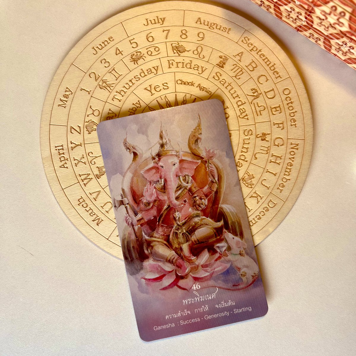 🌱 แด่ผู้ที่ผ่านมาพบเห็นข้อความนี้

วันนี้ยกมือไหว้ตามปกติ ไพ่เปิดขึ้นมาเป็นพลังของ พระพิฆเนศ เทพผู้เปิดทางและขจัดอุปสรรคขึ้นมาเลย จริงๆไพ่ใบนี้ไม่ได้ขึ้นมาบ่อยๆนะ เพราะพลังของเขาจะโผล่มาในจังหวะที่ชีวิตกำลังจะมีการเริ่มต้นบางอย่างที่สำคัญจริงๆ