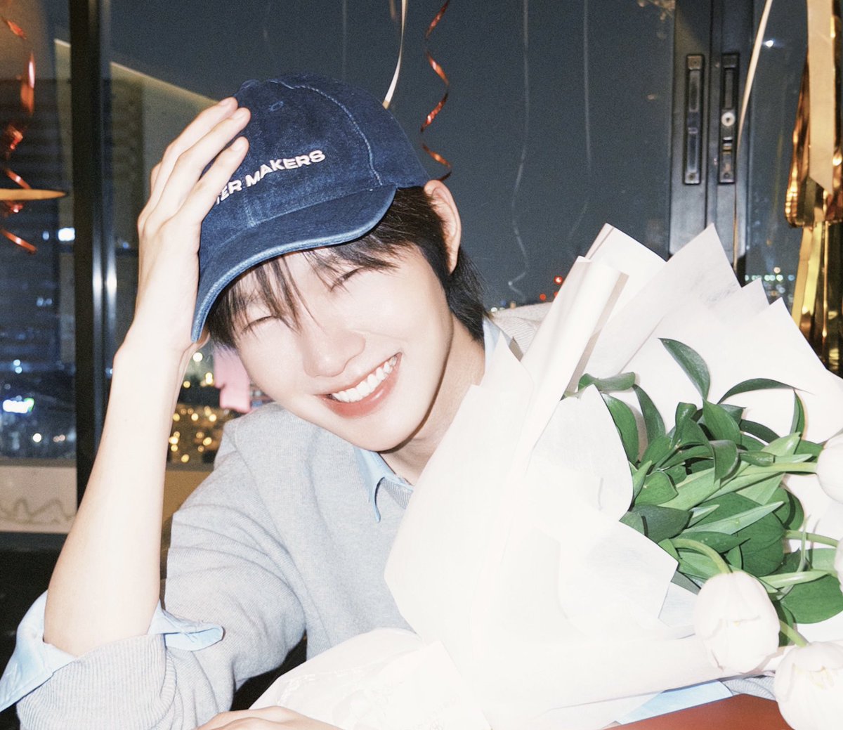 กลัวอยู่ๆน้ำปิงมาลงรูปอวดช่อทิวลิปสีขาวพร้อมแหวนเพชรนิ้วนาง แคปชั่น he said forever and I said yes แม่ป้าย่ายายจะอยู่ยังไง ส่งสัญญาณล่วงหน้าได้มั้ยคะพี่เก่งว่าจะคุกเข่าขอยัยบี๋แต่งงานวันไหน จะได้สแตนบายถูก