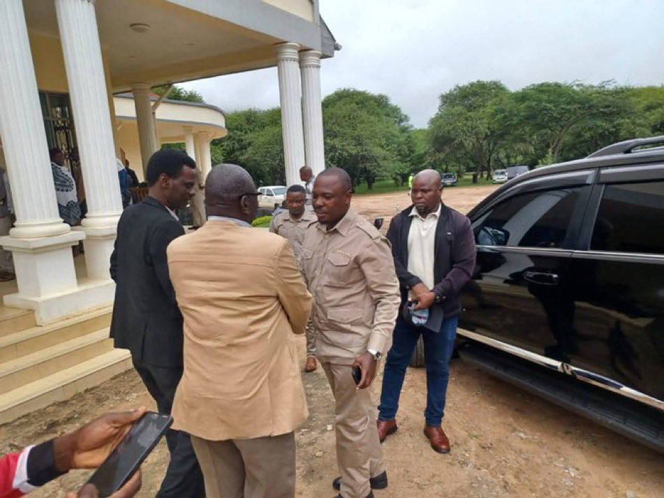 Asubuhi ya leo nimefika kwenye mahakama ya wilaya ya Bunda, kusikiliza kesi inayowakabili wanachama wetu 21 akiwemo katibu mkuu mstafu wa Bavicha, Yohana Kaunya.

Nchi nzima wanachama wetu wanateswa kwa kesi za uongo, serikali dhalimu hii haiwezi tena kushindana na Chadema bila