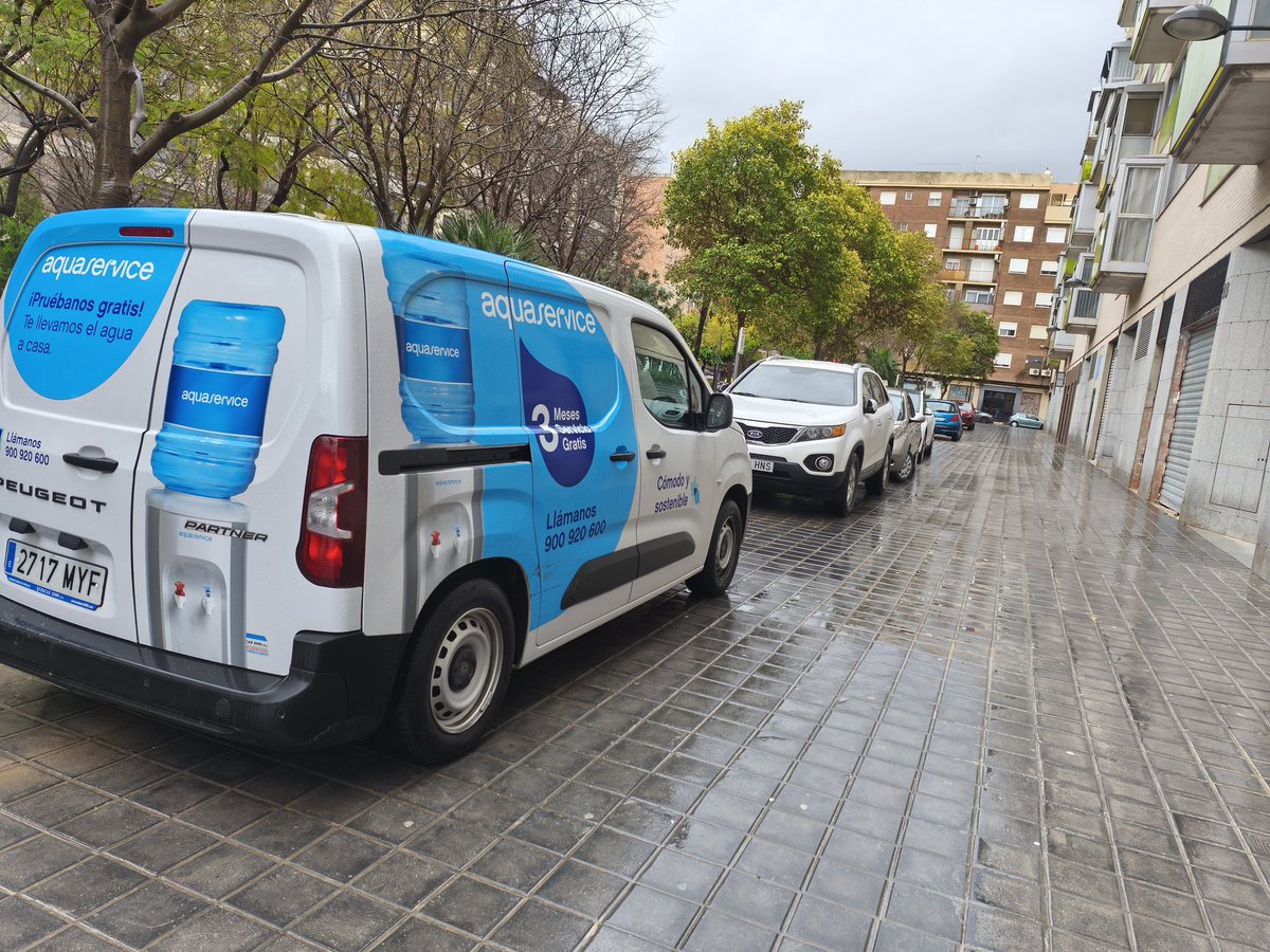 nugarru's tweet photo. Una hora después ya son 6 coches. Esto obliga a que "circulen" al lado de los portales, y no van lentos. Todos estos post serán evidencia de negligencia cuando se lleven puesto a alguien que salga ligero y sin mirar. Más de un año de denuncia y 0 respuesta. https://t.co/F7hNJxoBB7