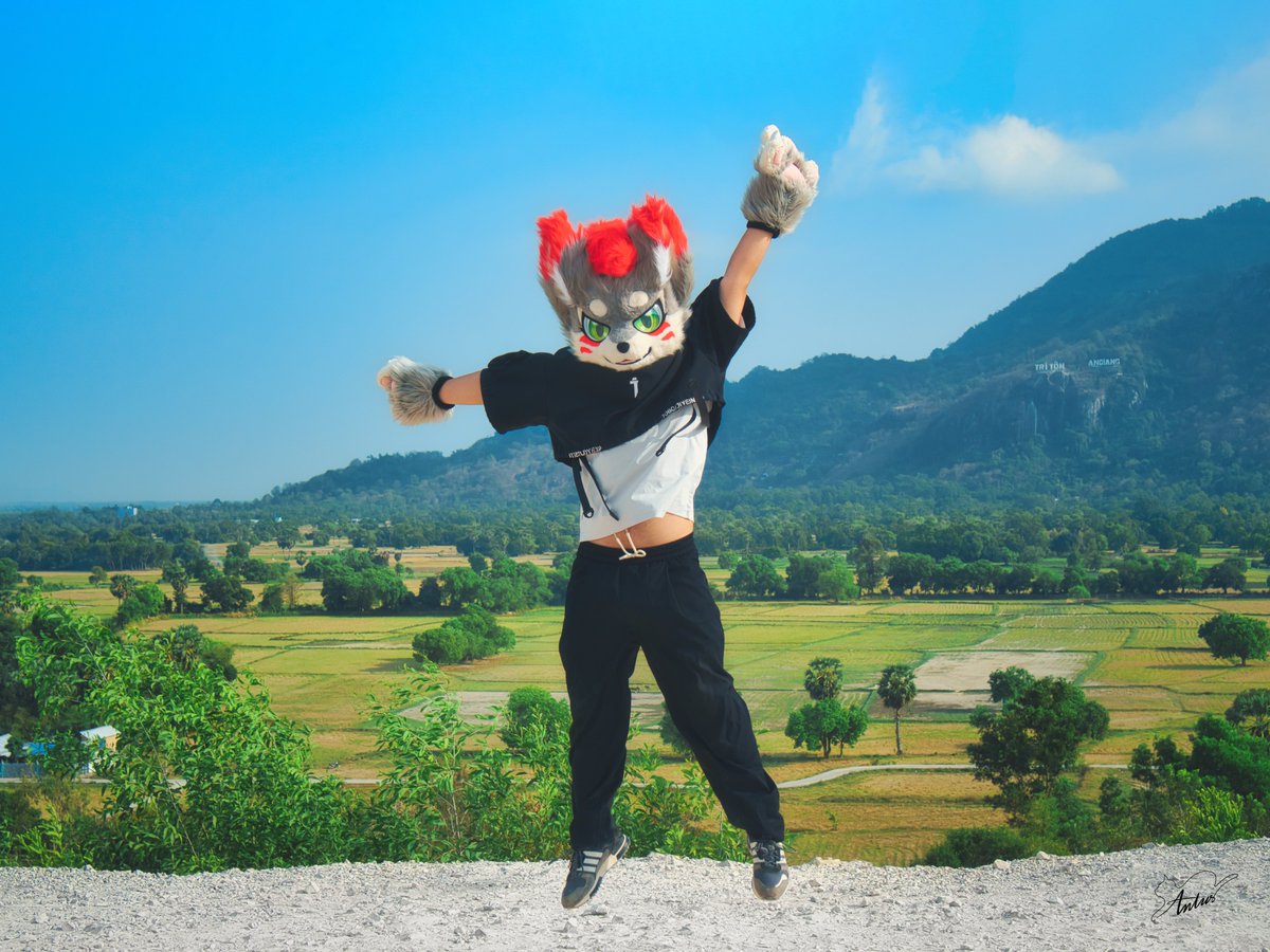 ZuronKun's tweet photo. 😳lộ hết rồi
#fursuitfriday
📷: @Silly_Catto https://t.co/fR2VZDV2vG