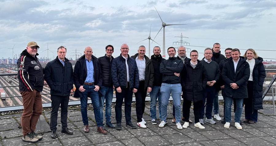 LogCoop's tweet photo. Logistiker on Tour.
Wenn Logistik Realität wird – vor Ort, im Takt Europas.

👍 Es gibt Tage, an denen man Logistik nicht nur bespricht – sondern erlebt.

Danke an Hafen Hamburg Marketing e.V. für die hervorragende Organisation.

#Logistik #Netzwerk  #HamburgHafenMarketing https://t.co/8Ta6UHhPuN