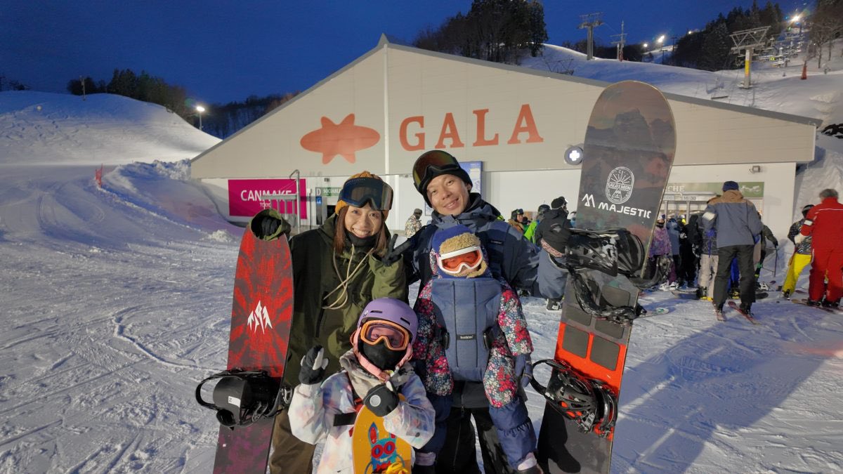 ski_dalemo's tweet photo. 『ＧＡＬＡ湯沢スキー場』おかげさまで今シーズン開業35周を迎えました。みなさまに感謝の気持ちを込めて、3/14、3/21、3/28、4/4の4週連続の土曜日にナイター営業を30年ぶりに復活開催！さらに、4週連続で打ち上げ花火の打ち上げも開催致します！全4回開催のスペシャルな夜をGALAでお過ごしください❄️ https://t.co/jWSk9UT3id