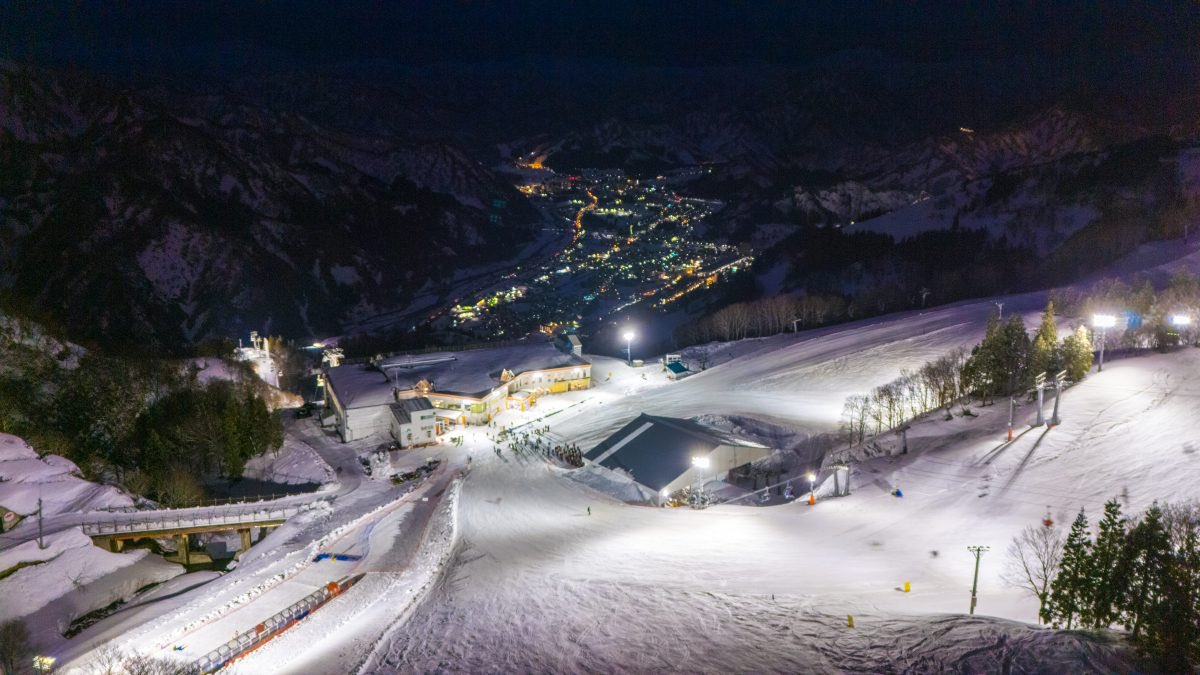 ski_dalemo's tweet photo. 『ＧＡＬＡ湯沢スキー場』おかげさまで今シーズン開業35周を迎えました。みなさまに感謝の気持ちを込めて、3/14、3/21、3/28、4/4の4週連続の土曜日にナイター営業を30年ぶりに復活開催！さらに、4週連続で打ち上げ花火の打ち上げも開催致します！全4回開催のスペシャルな夜をGALAでお過ごしください❄️ https://t.co/jWSk9UT3id