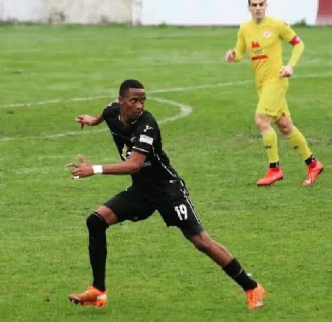 ChrisExcel102's tweet photo. Lapho Matlou came back at age of 18 from Portugal Motsepe Sunday league to be a cheer leader of Mukoko in SA 😭😭 https://t.co/AnBLqoEkA1