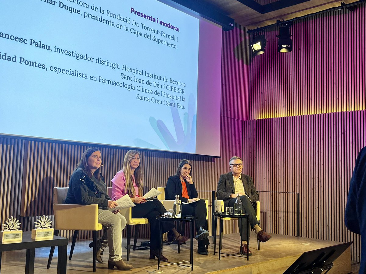 plataformamm's tweet photo. El Dr. Palau i la Dra. Pontes van compartir les 8 prioritats de l’actualització de l’Estratègia Nacional de #MalaltiesMinoritàries: prevenció, diagnòstic més àgil, atenció integral, tractaments, economia de la salut, registre i dades, visibilitat/participació, i recerca/formació. https://t.co/jpBGfVfBSz