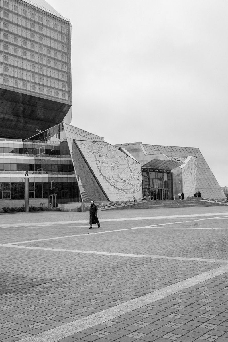 Minsk,Belarus
11/2025
#streetphotography 
#blackandwhitephotography 
#cityscape