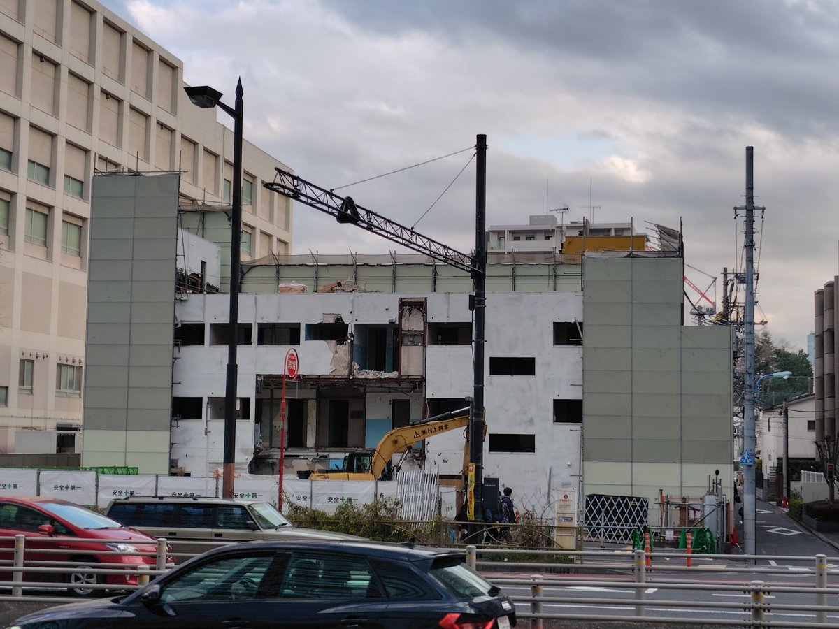 新宿三丁目駅近くにある解体中の元格安宿。野村不動産が取得しているため事務所か、店舗か、あるいはプラウドか、いったい何になるのだろうか。