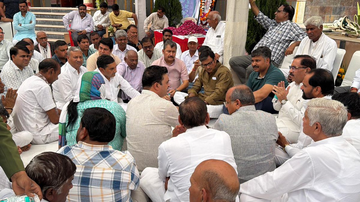 आज राजस्थान विधानसभा में नेता प्रतिपक्ष श्री <a href="/TikaRamJullyINC/">Tika Ram Jully</a> जी की पूजनीय माता जी के निधन पर उनके पैतृक गांव काठूवास में राज्य वित्त आयोग अध्यक्ष श्री <a href="/chaturvediarun1/">Dr. Arun Chaturvedi</a>  जी के साथ पहुंचकर पुष्पांजलि अर्पित की एवं शोक संतप्त परिजनों से भेंट कर अपनी संवेदनाएं व्यक्त की।