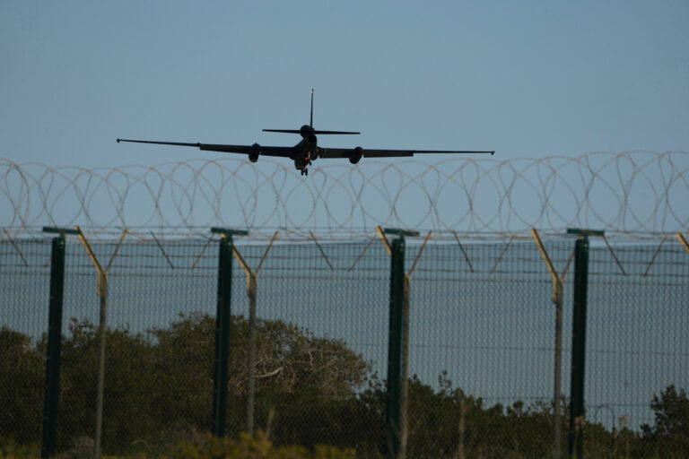 Speedynewsgr's tweet photo. Κύπρος: Σειρήνες πάλι στο Ακρωτήρι – «Μείνετε στα σπίτια σας» - https://t.co/9moiYkPq9x
#drone #Ακρωτήρι #ασφάλεια #Κύπρος #Σειρήνες https://t.co/QZpyXV9Fab