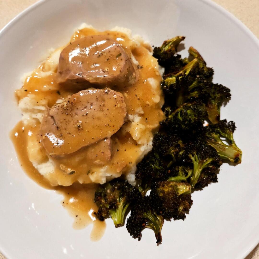 homevsfastfood's tweet photo. [Homemade] Dijon and rosemary crusted pork tenderloin, with garlic mash, gravy, and toasted broccoli.
👉 https://t.co/J4kfnLdrNE
#HomemadeDinner #PorkTenderloin #DijonRosemary #GarlicMash #ToastedBroccoli #homecooking #food #recipes #foodpic #foodie #foodlover #cooking #hungry … https://t.co/bglvc2LNed