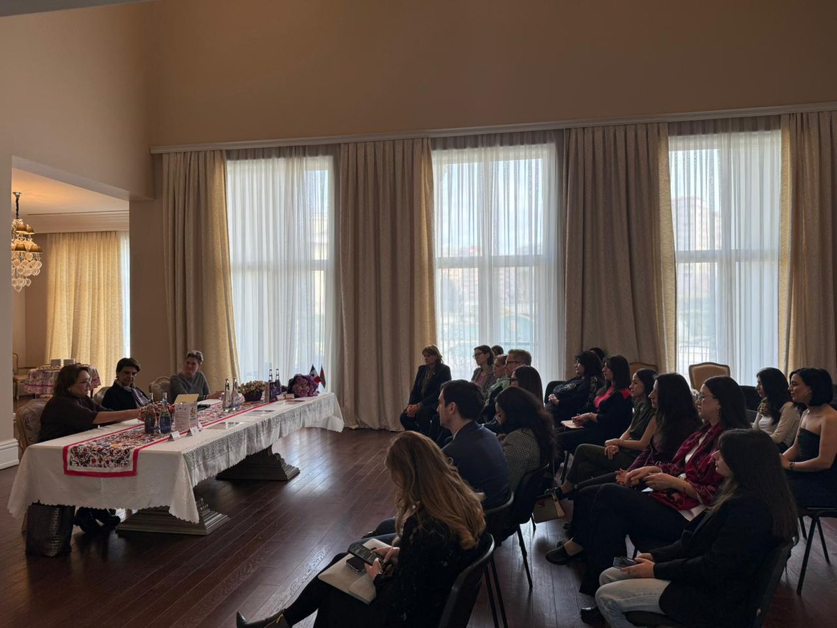 EmbaMexAze's tweet photo. 🇲🇽 En el marco del Día Internacional de la Mujer, realizamos en Bakú una mesa redonda que reunió a mujeres con diversas trayectorias profesionales para intercambiar experiencias y reflexionar sobre el fortalecimiento del papel de la mujer en la sociedad.
@SRE_mx @NLinAzerbaijan https://t.co/vo4aRYrlif