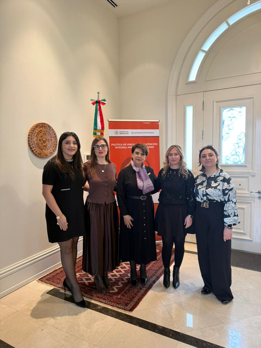 EmbaMexAze's tweet photo. 🇲🇽 En el marco del Día Internacional de la Mujer, realizamos en Bakú una mesa redonda que reunió a mujeres con diversas trayectorias profesionales para intercambiar experiencias y reflexionar sobre el fortalecimiento del papel de la mujer en la sociedad.
@SRE_mx @NLinAzerbaijan https://t.co/vo4aRYrlif