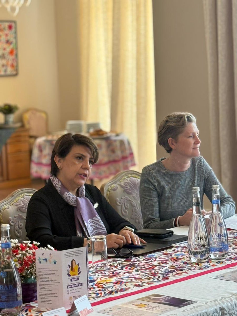 EmbaMexAze's tweet photo. 🇲🇽 En el marco del Día Internacional de la Mujer, realizamos en Bakú una mesa redonda que reunió a mujeres con diversas trayectorias profesionales para intercambiar experiencias y reflexionar sobre el fortalecimiento del papel de la mujer en la sociedad.
@SRE_mx @NLinAzerbaijan https://t.co/vo4aRYrlif